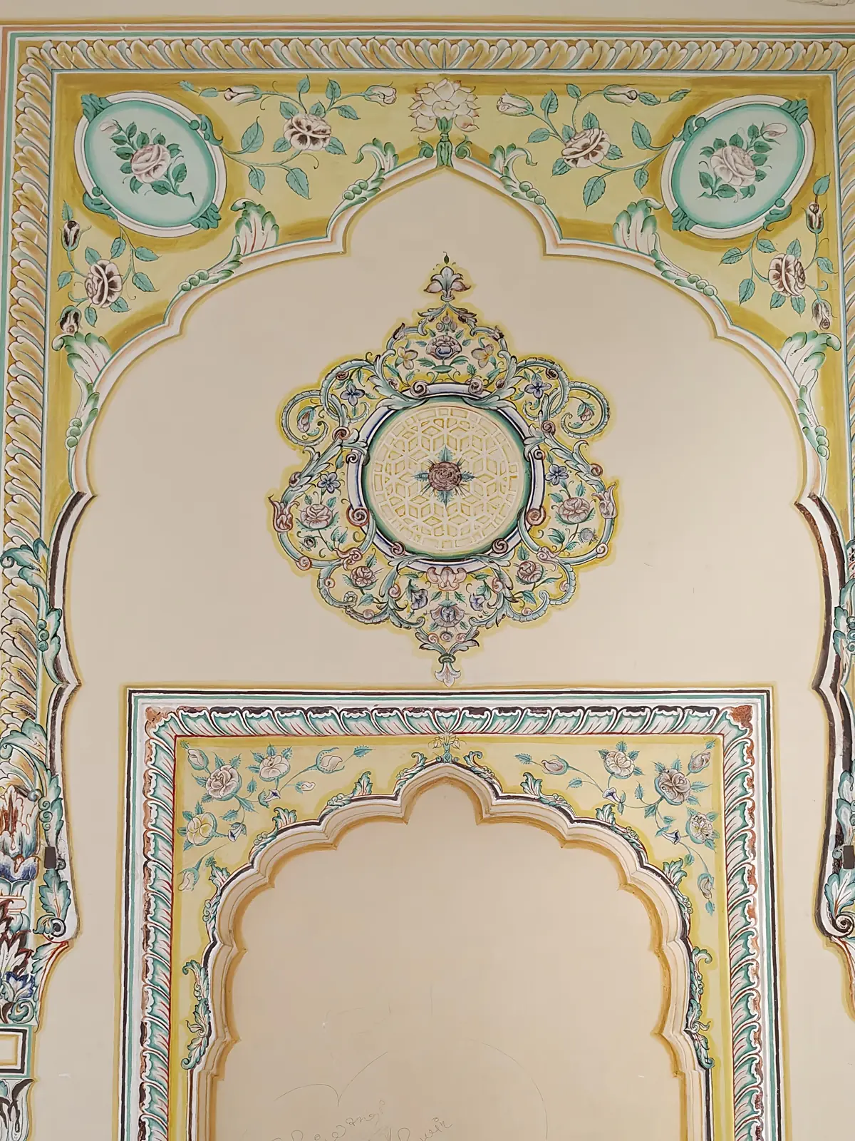Floral fresco above an arch inside Nahargarh Fort